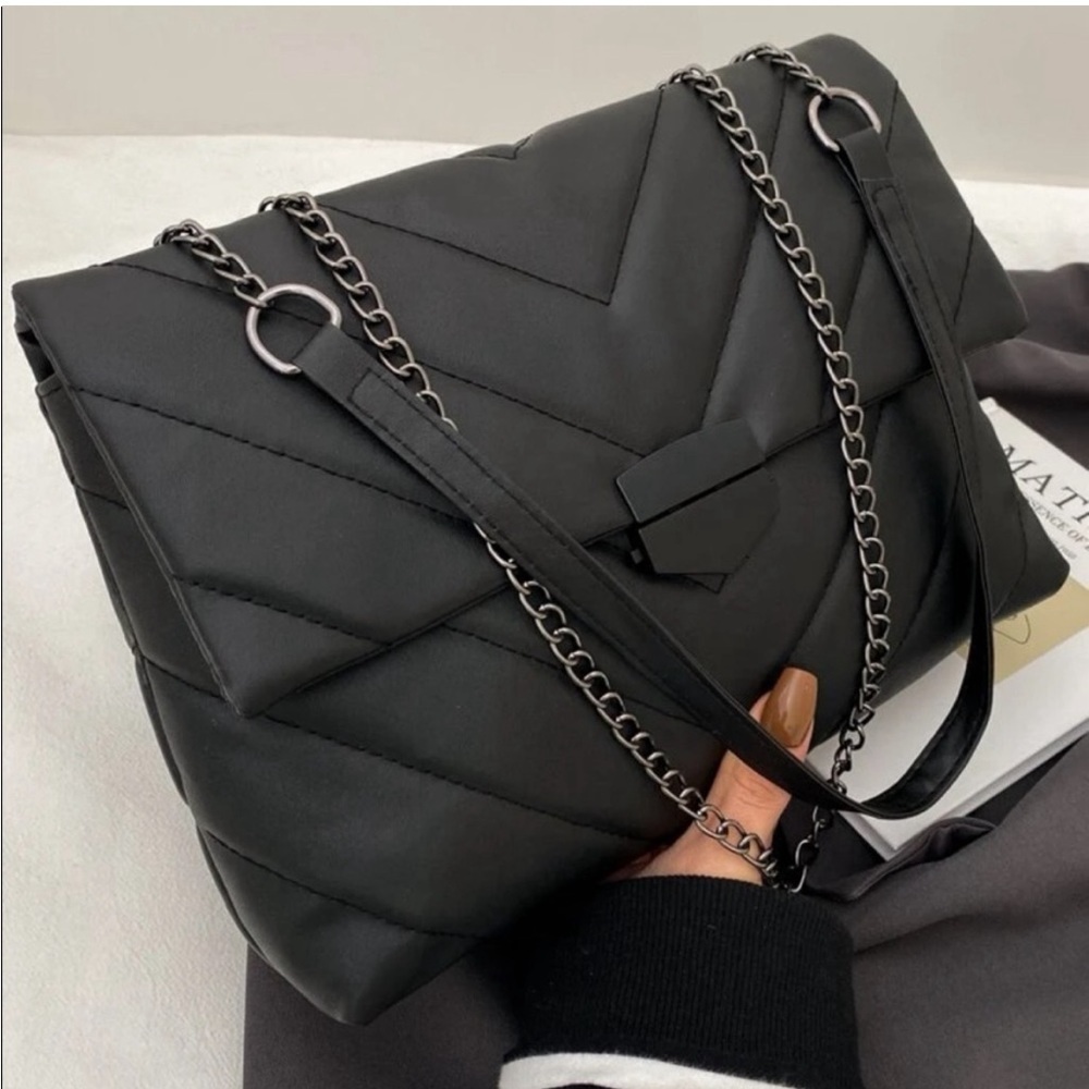🌸NWT Black Vegan Leather Crossbody Bag. Chevron Design. - Picture 2 of 8